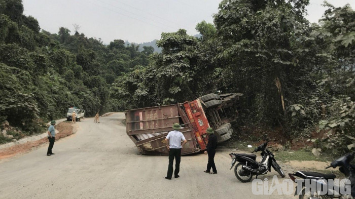 Hà Tĩnh: Liên tiếp 2 vụ tai nạn trong một giờ, 2 người tử vong, 1 bị thương 1