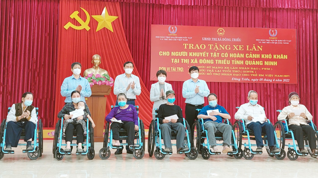 Lãnh đạo Hội Bảo trợ NKT-TMC tỉnh, TX Đông Triều và nhà tài trợ trao tặng xe lăn cho NKT hoàn cảnh khó khăn trên địa bàn TX Đông Triều đầu tháng 4/2022.