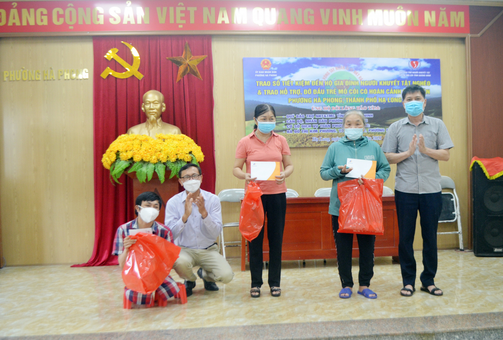 Hội Bảo trợ NKT-TMC tỉnh và chính quyền địa phương trao hỗ trợ cho NKT hoàn cảnh khó khăn trên địa bàn phường Hà Phong (TP Hạ Long) cuối năm 2021.