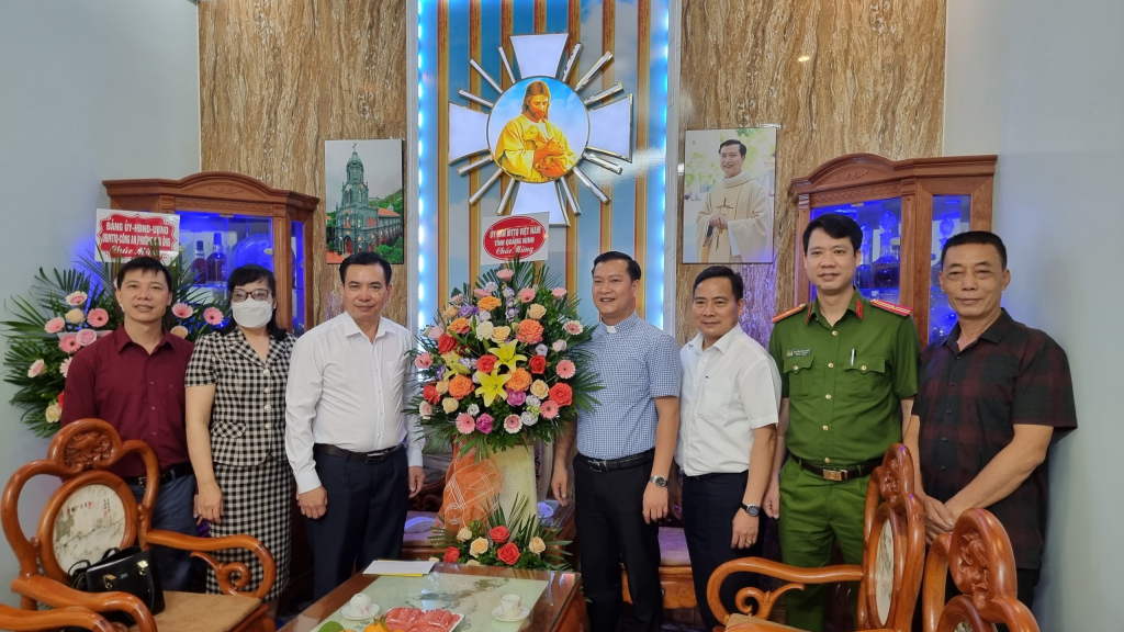 Đồng chí Hoàng Đức Hạnh, PCT Ủy ban MTTQ tỉnh thăm giáo xứ Cửa Ông.