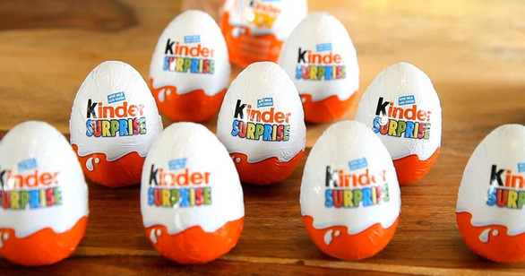Bộ Công thương yêu cầu ngừng bán kẹo trứng Kinder Surprise sản xuất tại Bỉ - Ảnh 1.