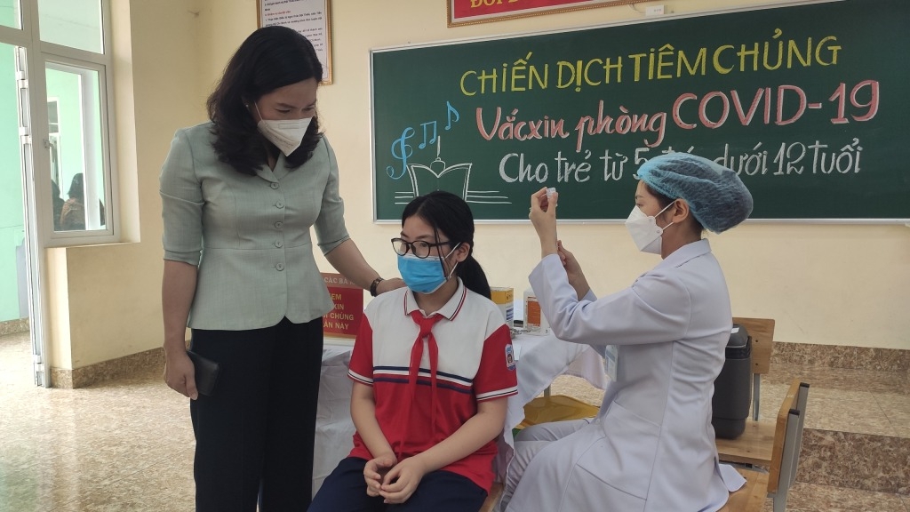 Đồng chí Nguyễn Thị Hạnh, Phó Chủ tịch UBND tỉnh động viên các em học sinh 