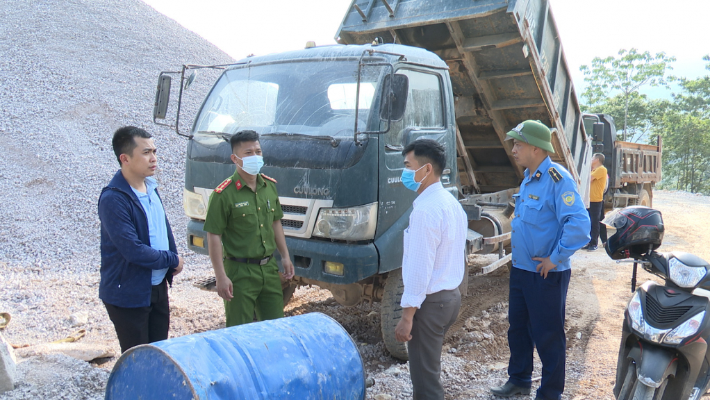 Lực lượng chức năng huyện Hải Hà kiểm tra, lập biên bản xử lý vi phạm đối với hành vi vận chuyển, tiêu thụ trái phép đất, đá thải của Công ty CP Công nghiệp Đông Bắc Việt Nam