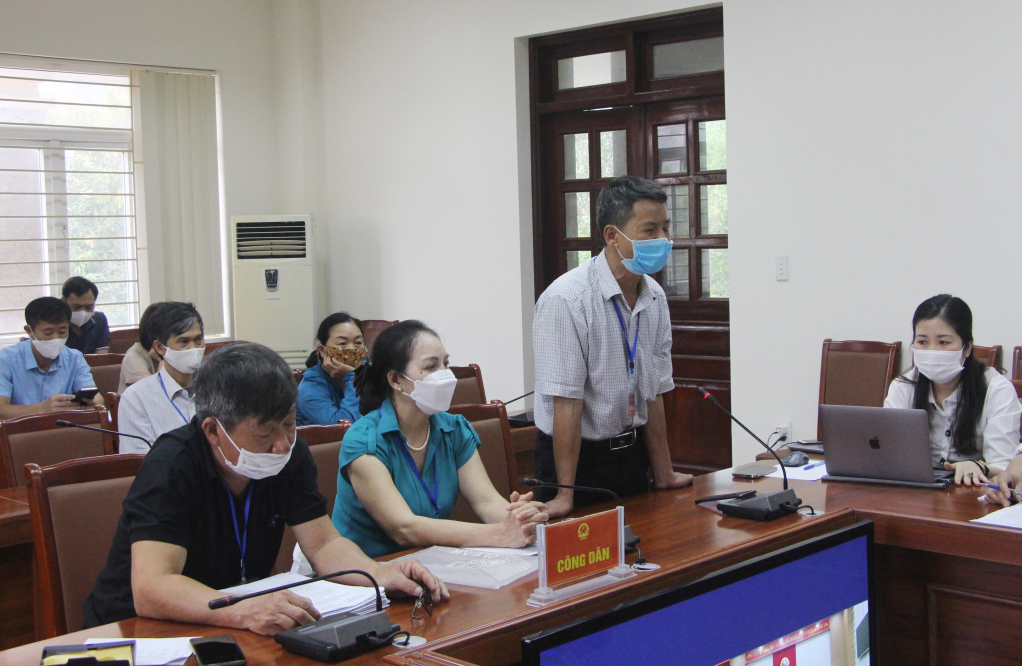 Các hộ dân tổ 2, khu 7A (phường Hồng Hải, TP Hạ Long) nêu kiến nghị tại buổi tiếp công dân.