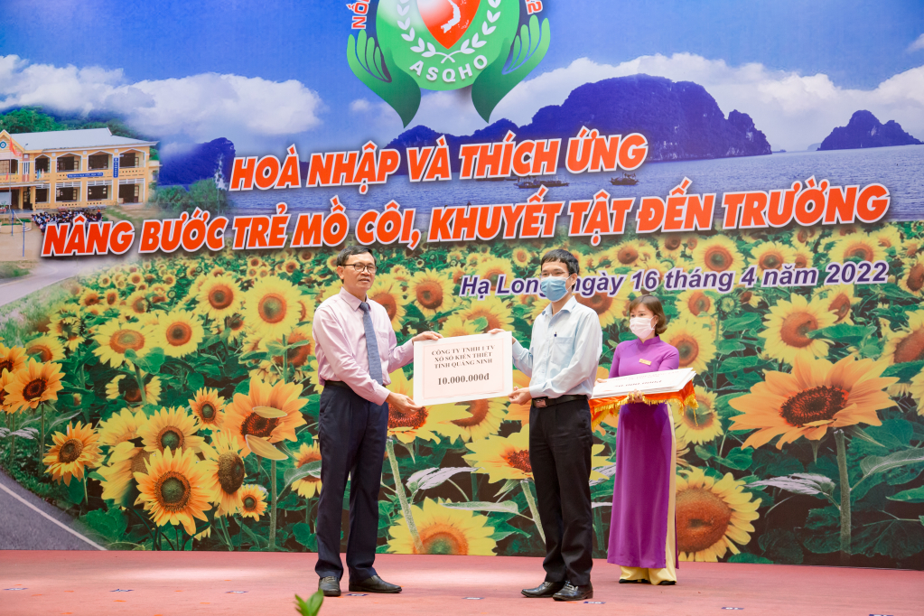 Ông Lãnh Thế Vinh - Chủ tịch Hội Bảo trợ Người khuyết tật và Trẻ mồ côi Quảng Ninh tiếp nhận ủng hộ