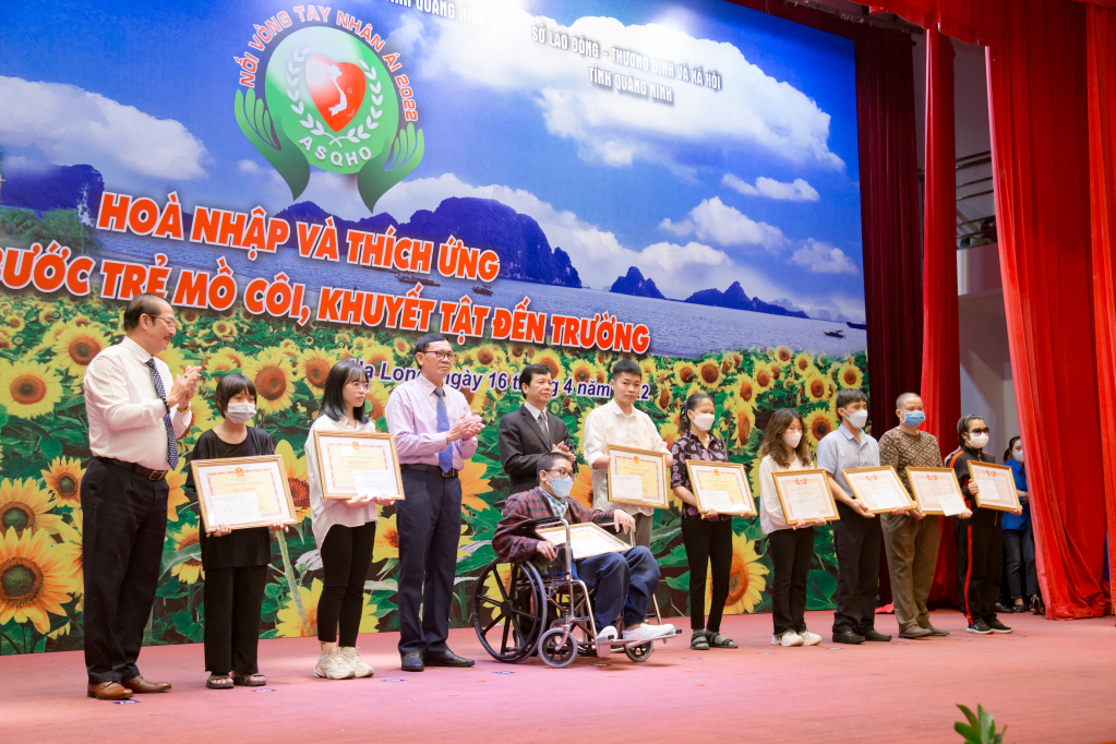 Người khuyết tật và trẻ mồ côi tiêu biểu nhận Bằng khen của Hội Bảo trợ NKT và TMC Việt Nam và Bằng khen của UBND tỉnh Quảng Ninh