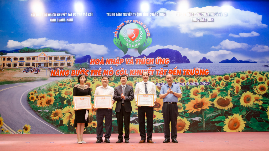 Các nhà bảo trợ tiêu biểu nhận Bằng khen của Bộ LĐ-TB&XH và Hội Bảo trợ NKT và TMC Việt Nam