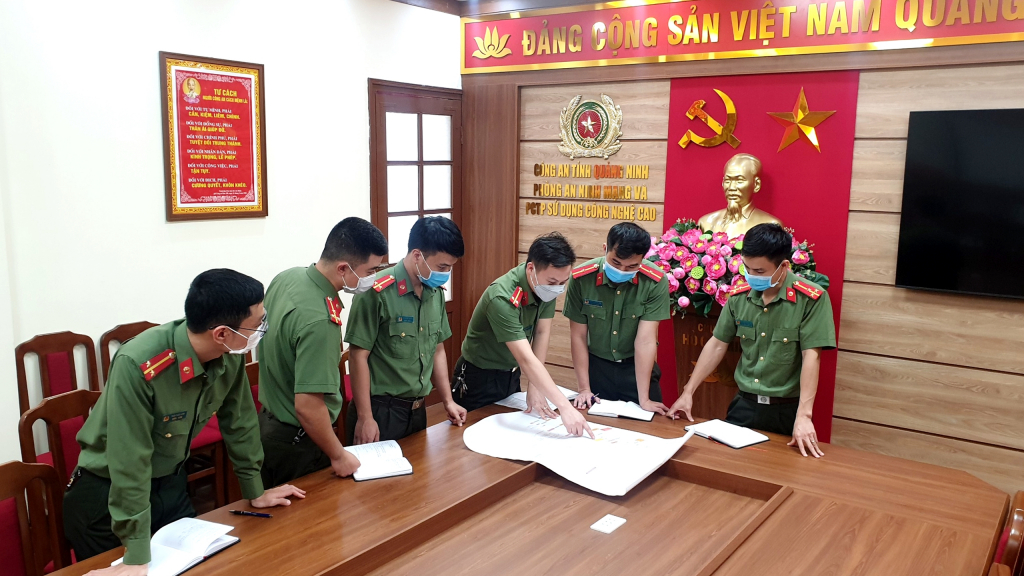 Các trinh sát Phòng An ninh mạng và phòng chống tội phạm công nghệ cao thảo luận về một phương thức, thủ đoạn mới.