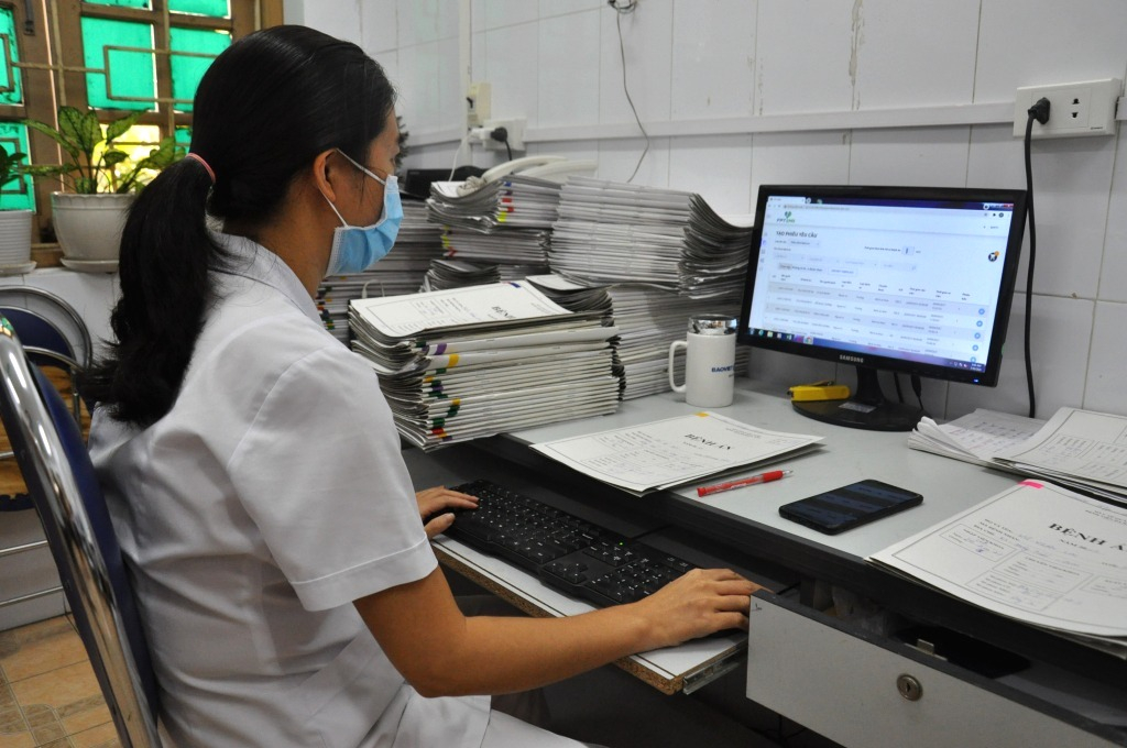 Cán bộ, nhân viên Bệnh viện Đa khoa tỉnh chuyển hồ sơ, bệnh án của bệnh nhân BHYT sang BHXH tỉnh qua hệ thống phần mềm quản lý chung.