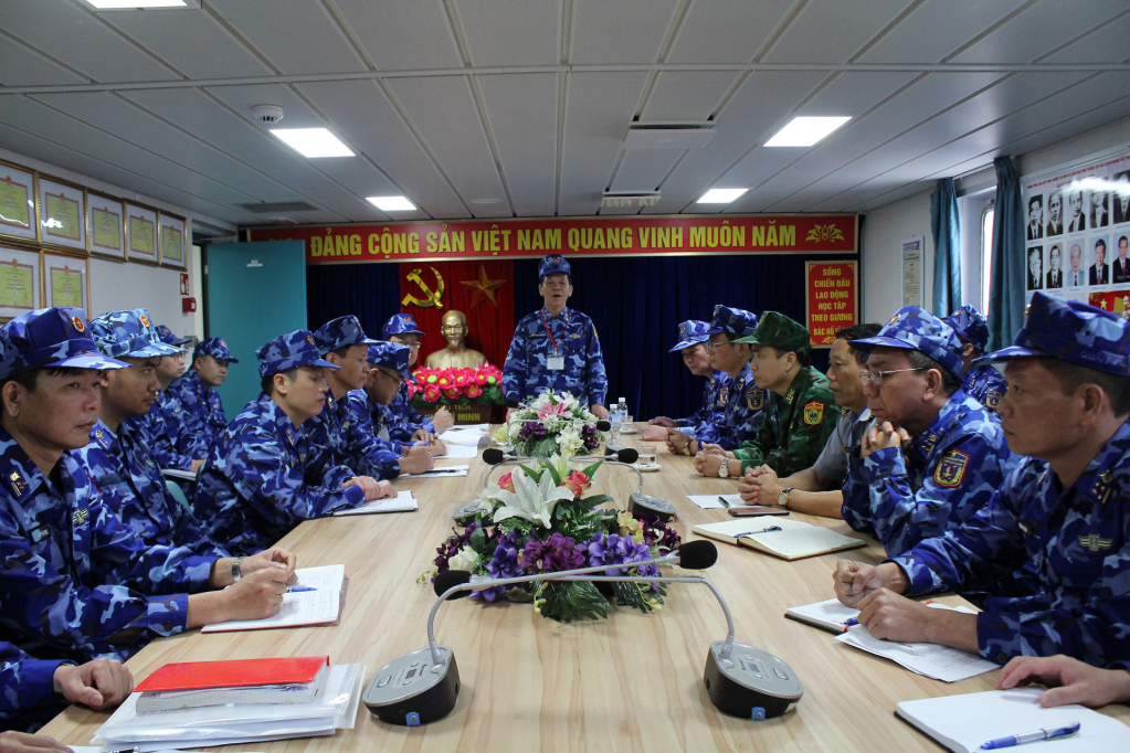 Đại tá Trần Văn Thơ, Tư lệnh Vùng Cảnh sát biển 1 – Chỉ huy trưởng các lực lượng tuần tra liên hợp đang phổ biến kế hoạch tuần tra tới một số cơ quan, đơn vị liên quan.