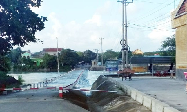 Hệ thống các ngầm tràn bắc qua sông, suối trên địa bàn huyện được lắp đặt barie và bố trí người trực cảnh báo mưa lũ, đảm bảo an toàn cho người dân.