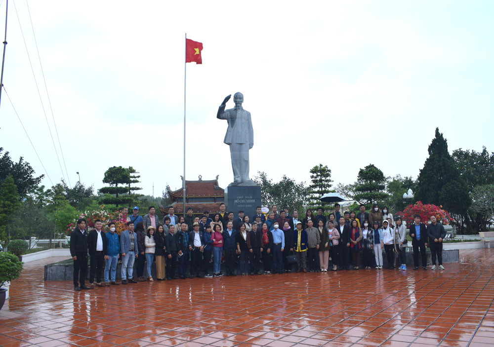 Đoàn chụp anh kỷ niệm tại Khu di tích Hồ Chí Minh huyện Cô Tô