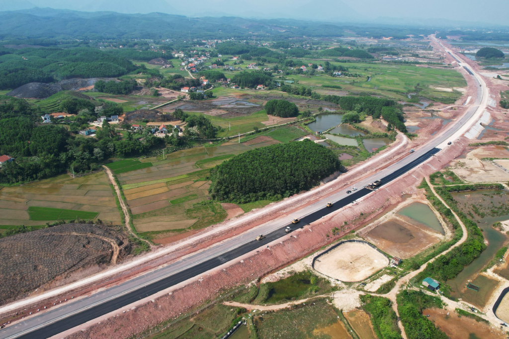Cao tốc Tiên Yên - Móng Cái hoàn thành  trong năm 2022 sẽ tăng cường thêm kết nối, cũng như cơ hội phát triển cho các khu vực, địa phương trong và ngoài tỉnh. Ảnh: Đỗ Phương