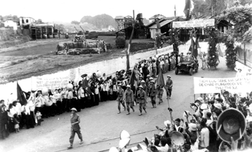 Bộ đội ta vào tiếp quản TX Hòn Gai tháng 4/1955, trong sự chào đón tưng bừng của người dân. Ảnh tư liệu Bảo tàng Quảng Ninh.