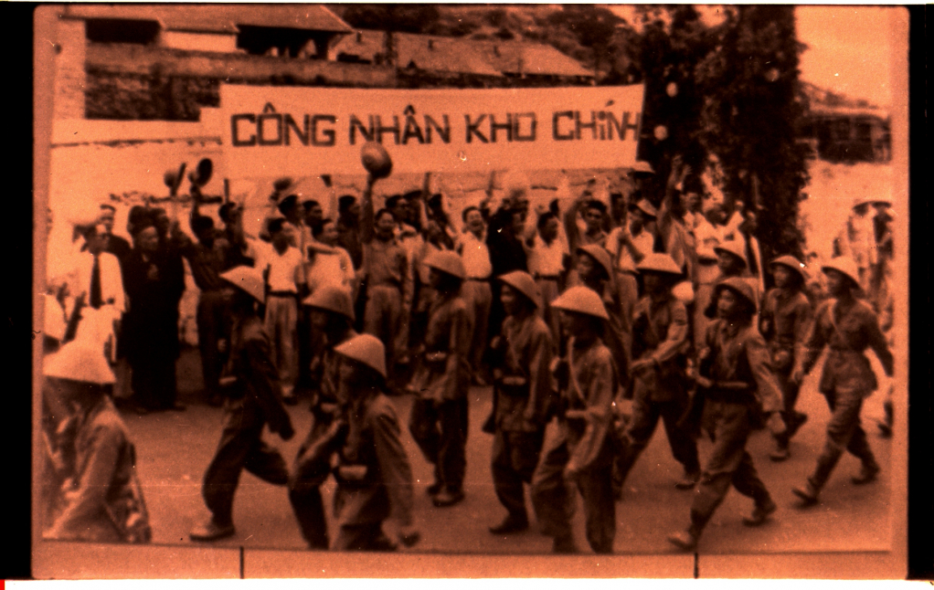 Công nhân kho chính Hòn Gai cùng nhân dân đón mừng bộ đội vào tiếp quản. Ảnh tư liệu của Bảo tàng Quảng Ninh.