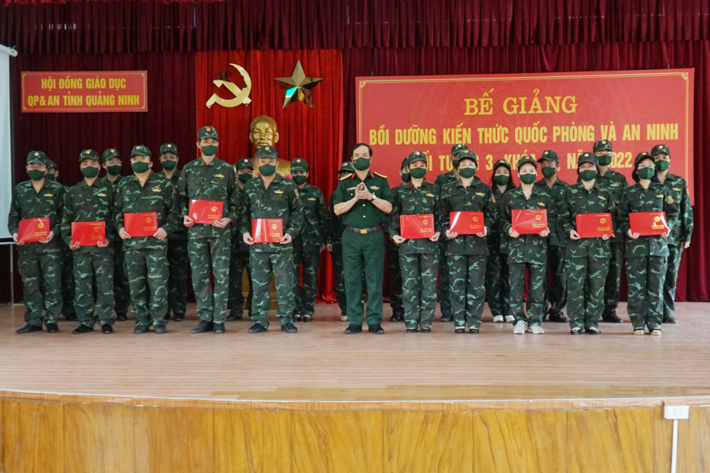 Đại tá Nguyễn Quang Hiến, Phó Bí thư Thường trực Đảng ủy, Chính ủy Bộ CHQS tỉnh, Ủy viên Hội đồng giáo dục quốc phòng và an ninh tỉnh Quảng Ninh trao chứng nhận tốt nghiệp cho các học viên.