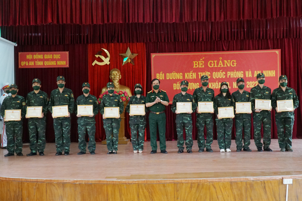 Đại tá Nguyễn Quang Hiến, Phó Bí thư Thường trực Đảng ủy, Chính ủy Bộ CHQS tỉnh, trao giấy khen cho 12 học viên có thành tích xuất sắc trong học tập.