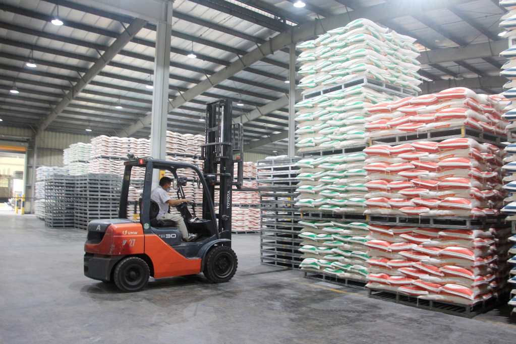 Hoạt động sản xuất của các doanh nghiệp được duy trì, góp phần tăng thu NSNN. Trong ảnh: Sản xuất bột mỳ tại Công ty TNHH Sản xuất bột mỳ Vimaflour. Ảnh: Mạnh Trường