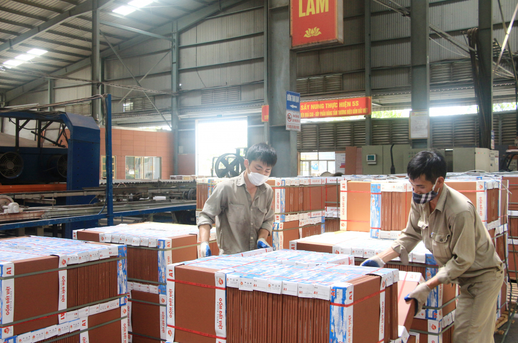 Hoạt động sản xuất tại Công ty CP Gốm Đất Việt. Ảnh: Mạnh Trường