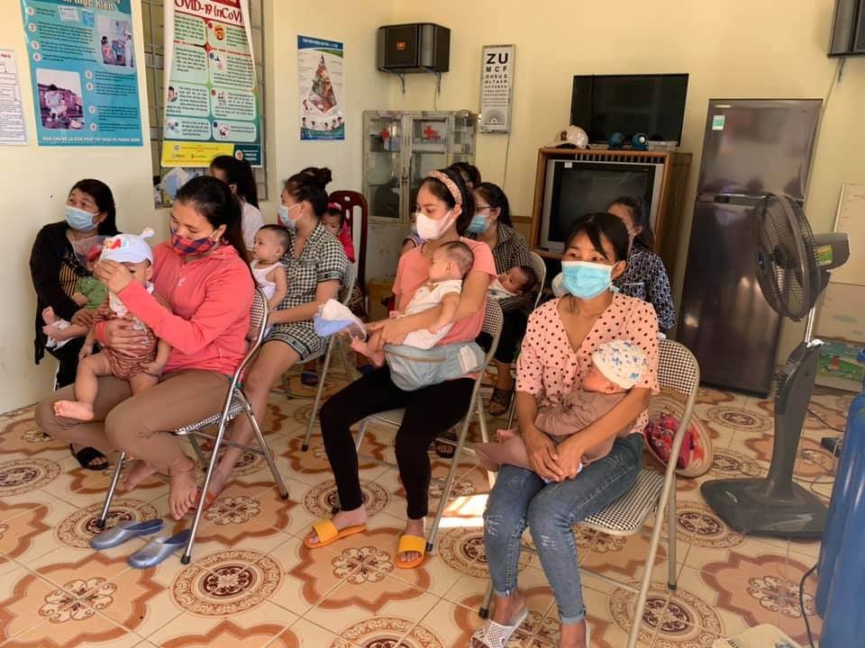 Trạm Y tế xã Hạ Long (huyện Vân Đồn) tổ chức tư vấn về sức khỏe sinh sản cho phụ nữ.