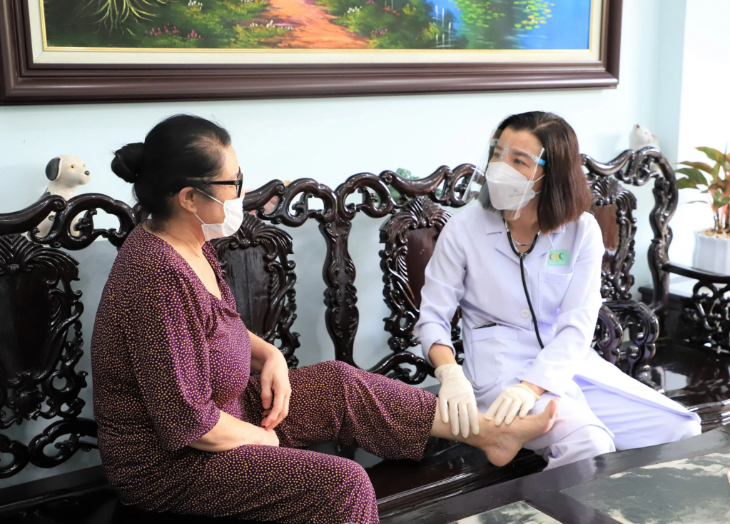 Bác sĩ của CDC Quảng Ninh thăm khám sức khỏe cho người cao tuổi tại nhà.