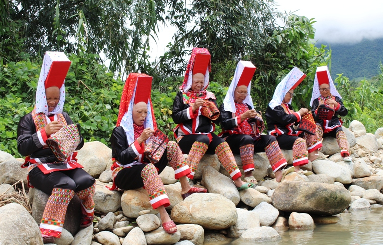 Phụ nữ dân tộc Dao huyện Đầm Hà thêu trang phục truyền thống (Ảnh: Trung tâm Truyền thông và Văn Hóa Đầm Hà)