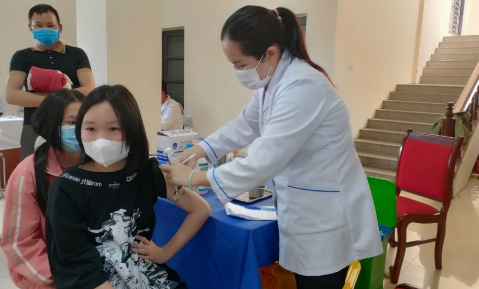Huyện Bình Liêu tiếp tục thực hiện tiêm vắc-xin phòng Covid-19 cho các đối tượng, tháng 2/2022.