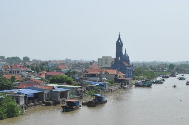 Nhà thờ Tranh Giang nằm bên bờ sông Chanh, được xây dựng năm 1943.