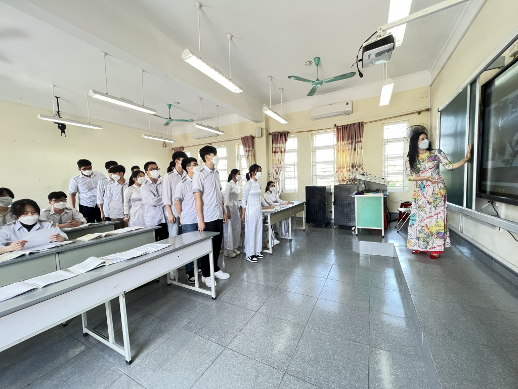 Sáng kiến “Đổi mới hình thức khởi động giờ học môn tiếng Anh THPT” của cô Hồng Anh được các em học sinh tham gia hào hứng.