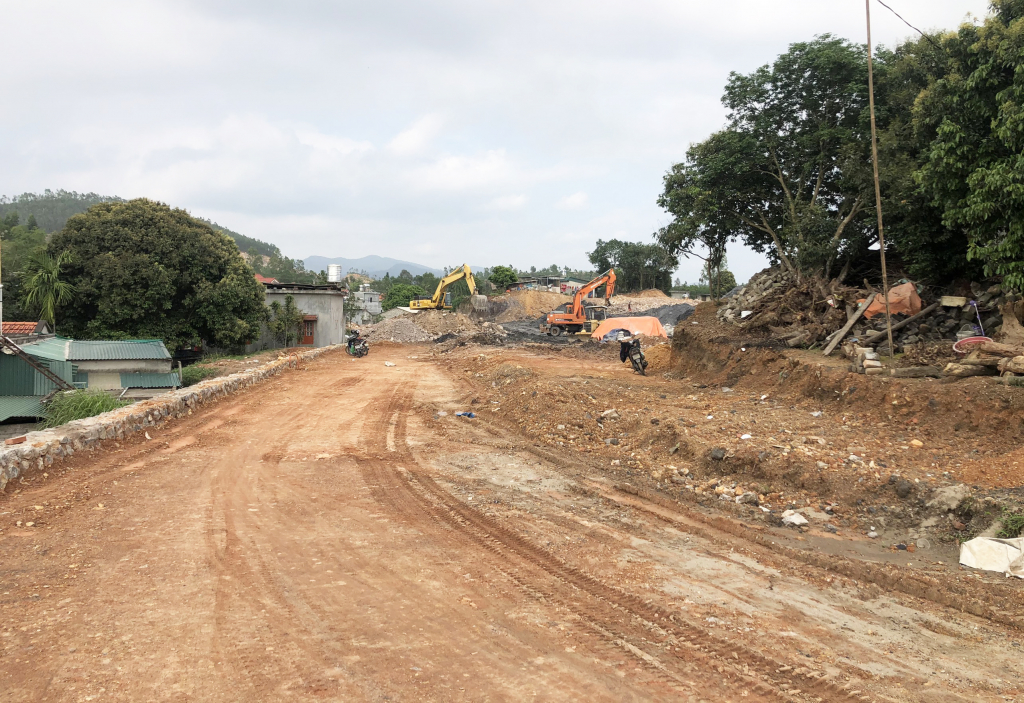 Tuyến đường làm mới thuộc dự án quy hoạch hạ tầng tại khu 9, phường Quang Trung đang được hình thành.