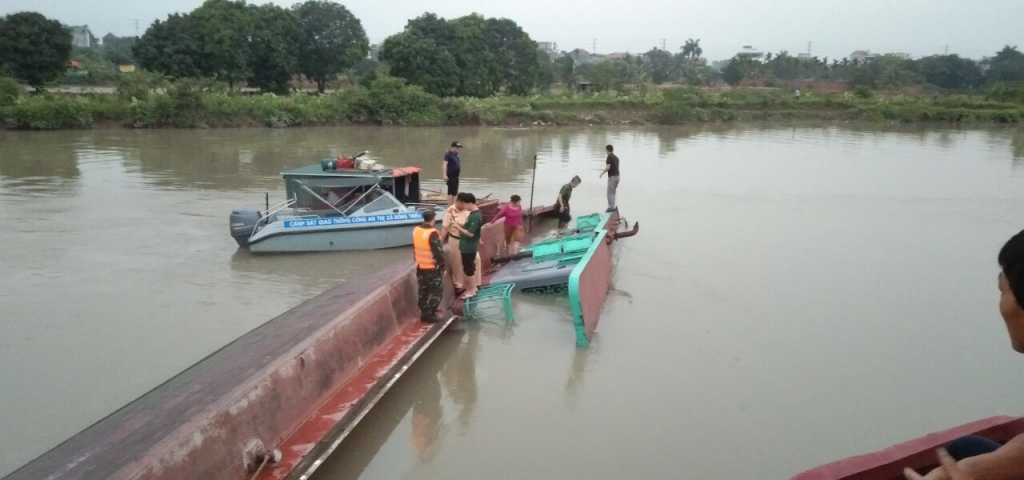 Tàu anh Trần Văn Tuấn bị lật tại Sông Cầm (TX Đông Triều).