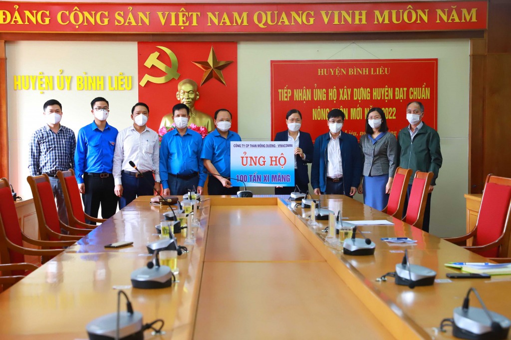 Công ty CP Than Mông Dương - Vinacomin trao tặng 100 tấn xi măng cho huyện Bình Liêu.