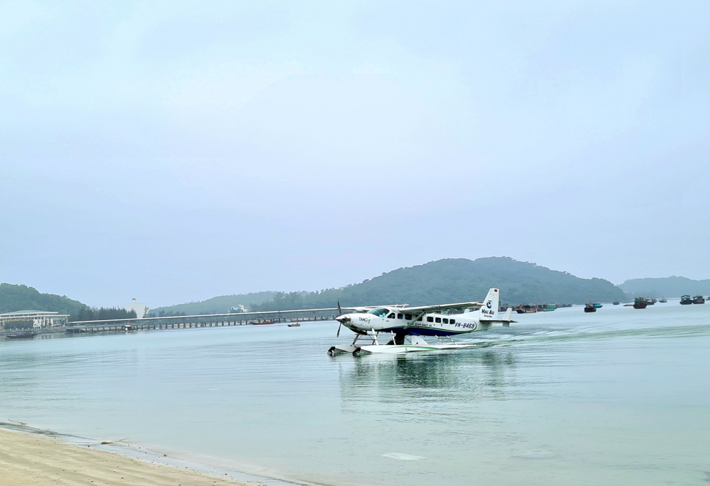 Seaplane landed on the sea surface of Co To beach.