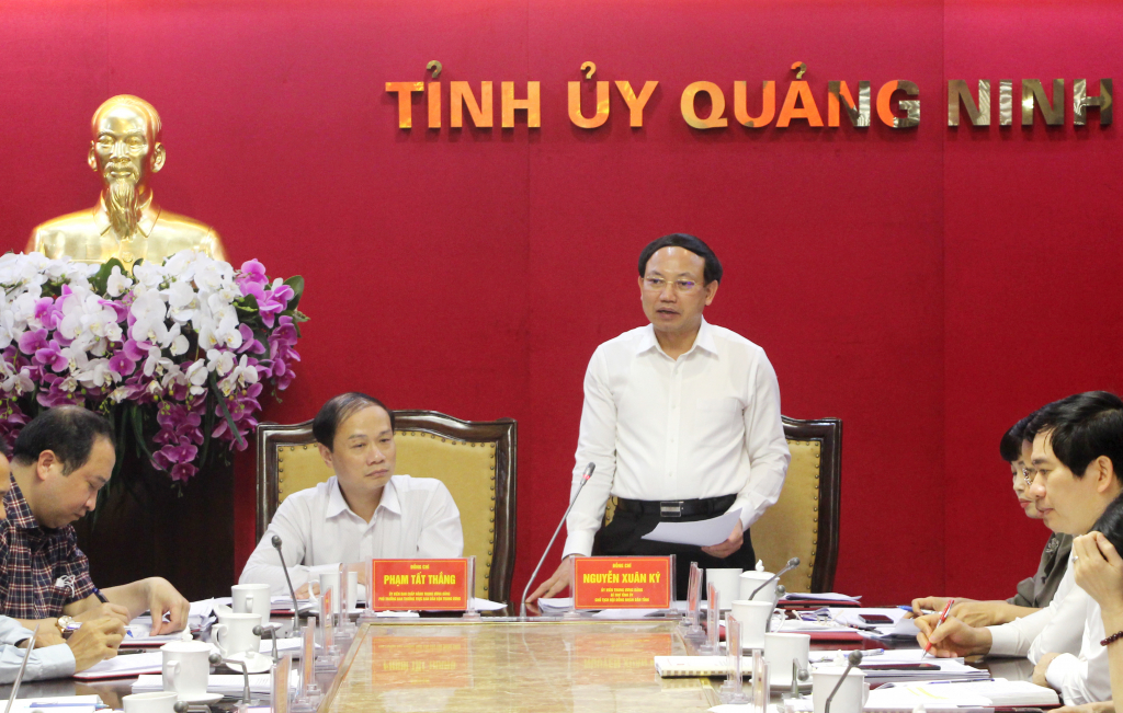 Đồng chí Nguyễn Xuân Ký, Ủy viên Trung ương Đảng, Bí thư Tỉnh ủy, Chủ tịch HĐND tỉnh, phát biểu tại buổi làm việc.