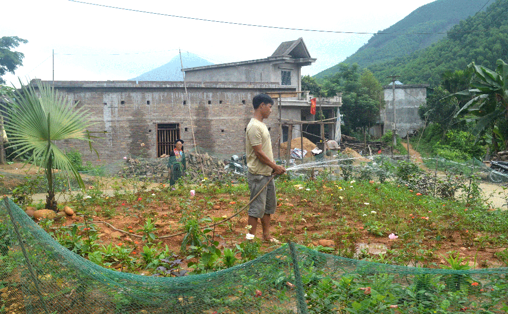 Từ nguồn hỗ trợ của Nhà nước,các hộ dân thôn Khe Mằn, xã Đồn Đạc đã giúp xóa nhà tạm, lại bảo nhau trồng hoa tạo cảnh quan môi trường