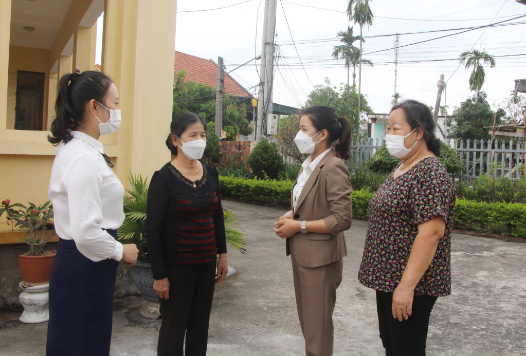 Cán bộ phường Yên Giang (thứ 2 từ phải qua) trao đổi, nắm bắt công tác phát triển Đảng ở khu dân cư.