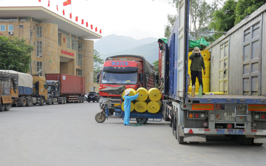 Vận chuyển hàng hóa qua cửa khẩu Hoành Mô. Ảnh: Hữu Việt.