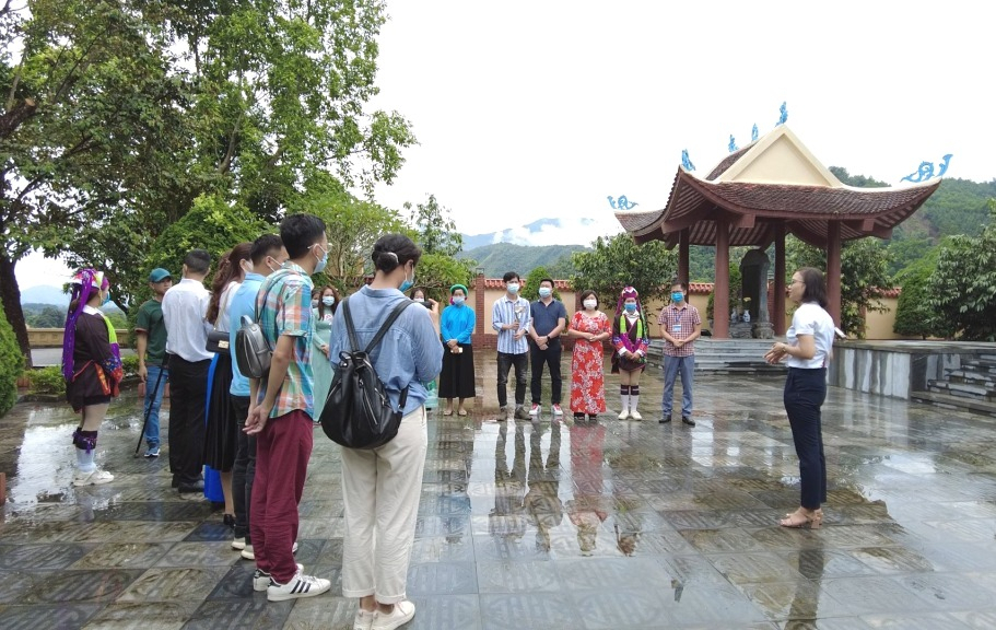 Hướng dẫn viên du lịch xã Hải Sơn giới thiệu khách tham quan Khu Tưởng niệm các Anh hùng liệt sĩ Pò Hèn.