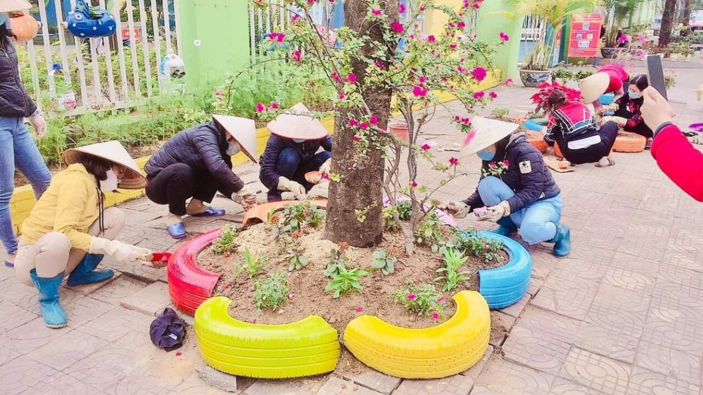 Giáo viên trường Mầm non Cao Xanh, TP Hạ Long tận dụng lốp xe cũ làm bồn hoa.