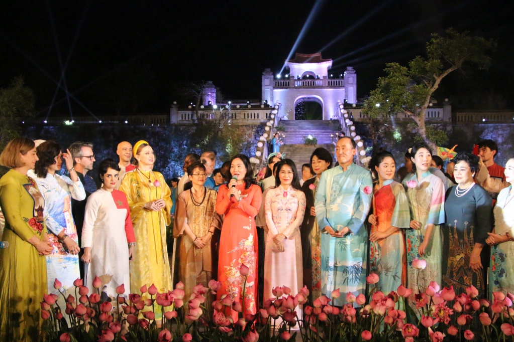 On behalf of the leaders of Quang Ninh province, Vice Chairwoman of the Provincial People's Committee, Nguyen Thi Hanh, sincerely thanked the families of the diplomatic ambassadors and representatives of 3 world organizations UNESCO, UNICEF and WHO, artists, actors, models, locals and tourists for their valuable contribution to the success of the program.