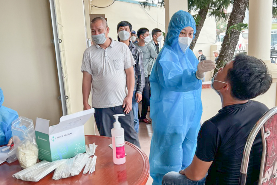 Mong Cai carried out quick Covid-19 tests for the authorities and people entering the border area.