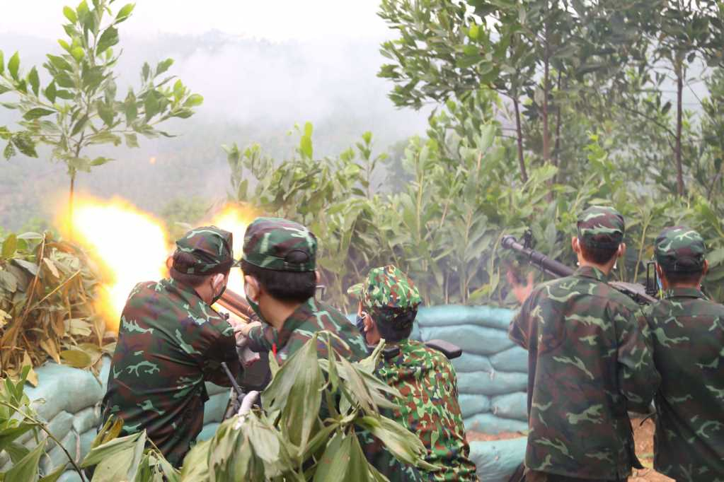 Trung đội súng máy phòng không 12,7mm thực hành bắn đạn thật trong tiến công đánh địch đổ bộ đường không tại cuộc diễn tập KVPT huyện Tiên Yên năm 2021.