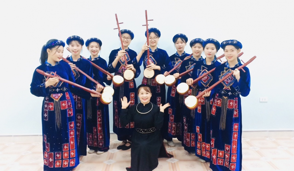 Đôi tuyên truyền lưu động là những học sinh Trường Trung học phổ thông Bình Liêu thường xuyên đi biểu diễn hát then- đàn tính tại các thôn, khe bản.