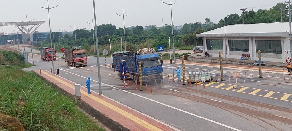 Sáng ngày 26/4, các phương tiện vận tải phía Trung Quốc và Việt Nam chính thức lưu thông qua cầu Bắc Luân II sau 2 tháng tạm dừng thông quan.