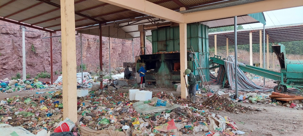 Rác thải sinh hoạt được Công ty TNHH dịch vụ xây dựng Bảo Linh thu gom, vận chuyển và xử lý tại lò đốt rác xã Dực Yên.