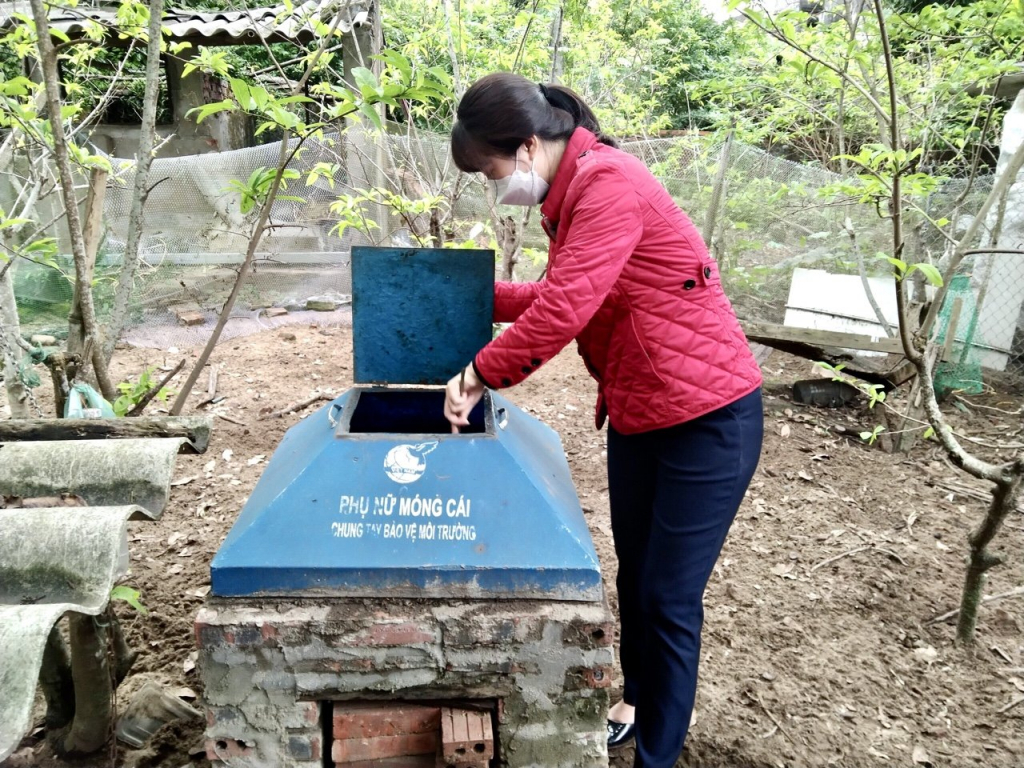 Mô hình ủ phân hữu cơ vi sinh, biến rác thải thành tiền của hội viên phụ nữ khu 2, phường Bình Ngọc