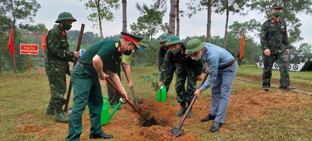 Sau lễ phát động, các đại biểu và CBCS Trung đoàn 43 đã trồng gần 30.000 cây lát hoa trên diện tích 30 ha.