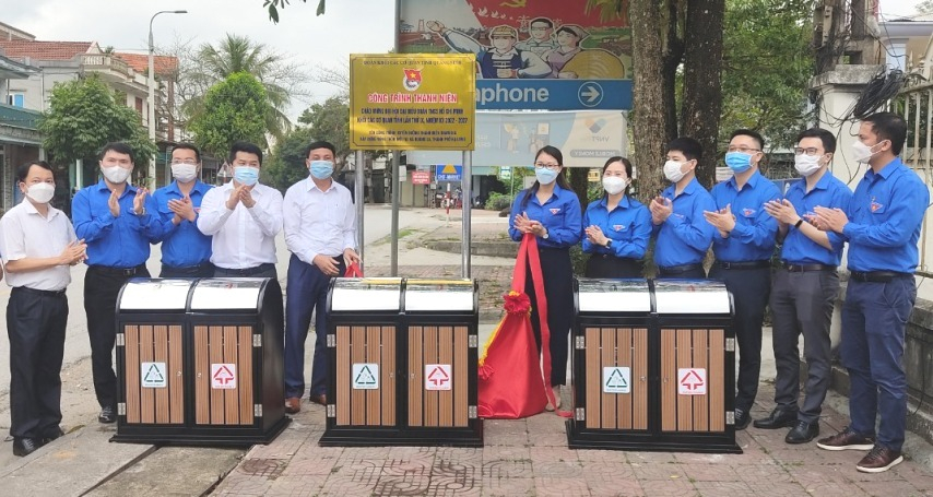 Đoàn Khối hỗ trợ 30 thùng rác gỗ đôi ngoài trời tại tuyến đường thanh niên tham gia xây dựng nông thôn mới nâng cao xã Quảng La, TP Hạ Long.