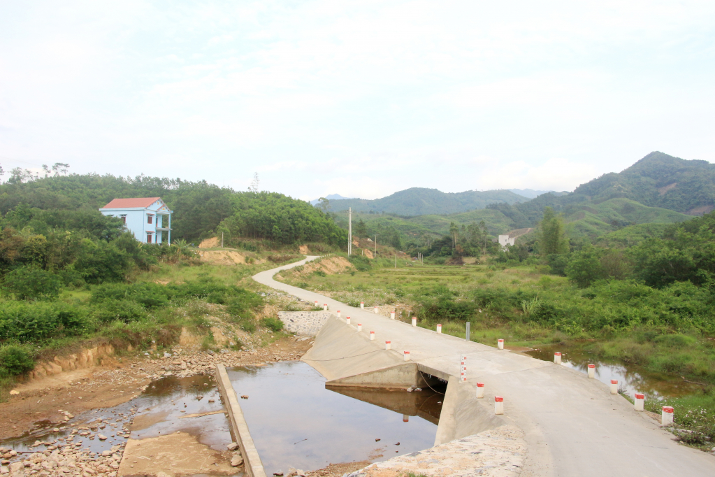 Tuyến đường liên thôn vào bản Nà Luông (xã Vô Ngại) được đầu tư nâng cấp, đáp ứng nhu cầu đi lại, phát triển sản xuất của người dân. Ảnh: Mạnh Trường