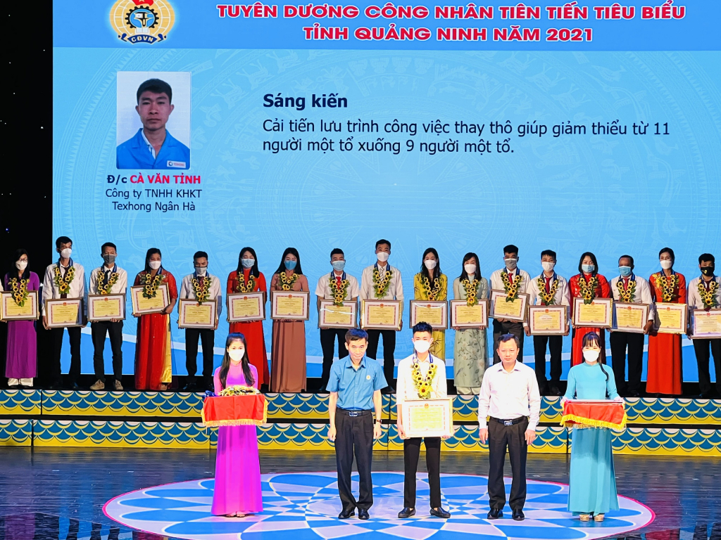 Lãnh đạo Tổng LĐLĐ Việt Nam, UBND tỉnh khen thưởng cho công nhân tiên tiến tiêu biểu.
